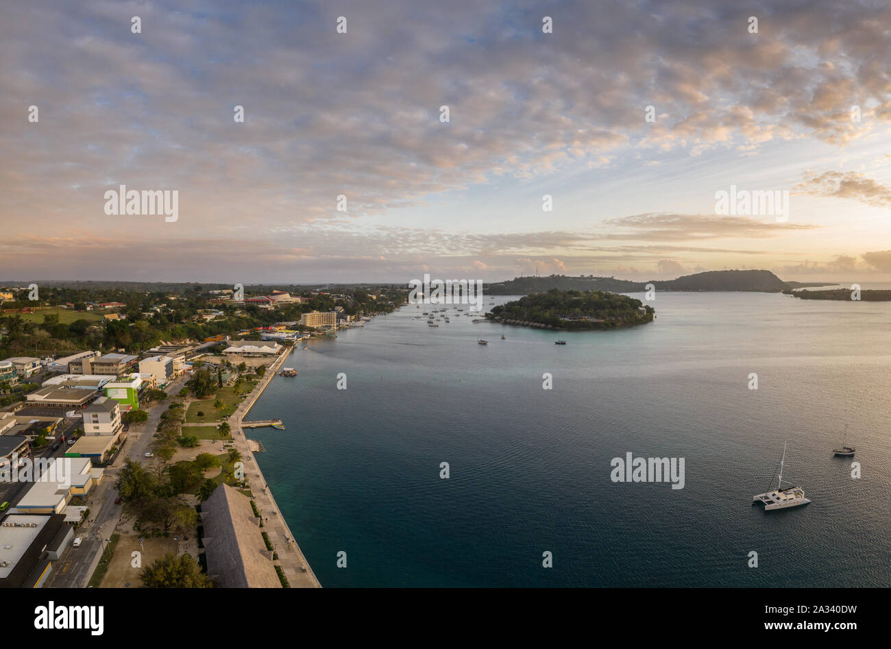 Antenne Panorama der Stadt und der Port Vila in Vanuatu Iririki Island Hauptstadt bei Sonnenuntergang. Stockfoto