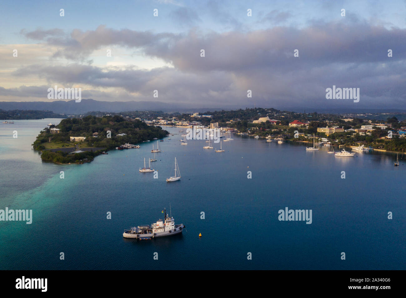 Nightfall über den Port Vila Hafen mit Segelboot und andere Yachten in Vanuatu Hauptstadt dieser South Pacific Nation Stockfoto