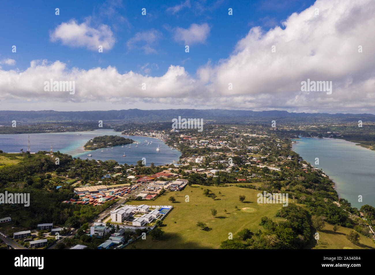 Luftaufnahme der Port Vila Stadt und Bucht mit dem Iririki resort insel Vanuatu Hauptstadt im Pazifik. Stockfoto