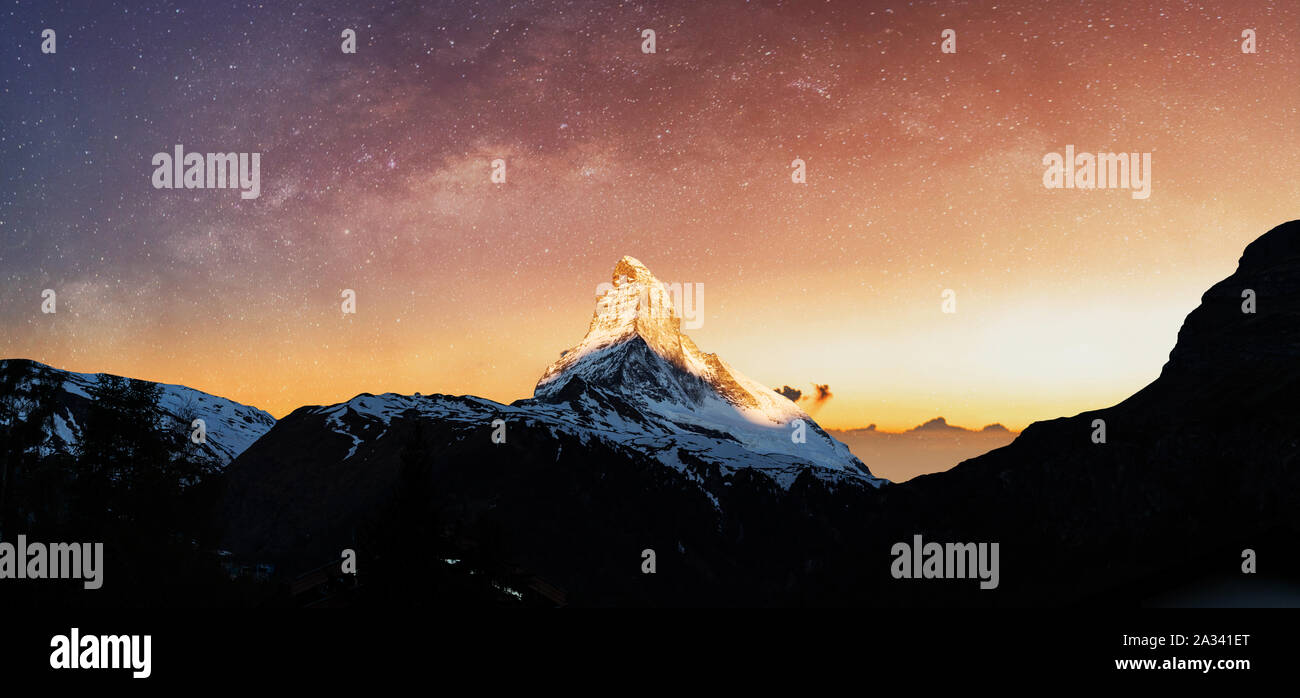 Schweizer Alpen, Panoramablick auf das Matterhorn im Sonnenaufgang mit Sternenhimmel in der Dämmerung Stockfoto