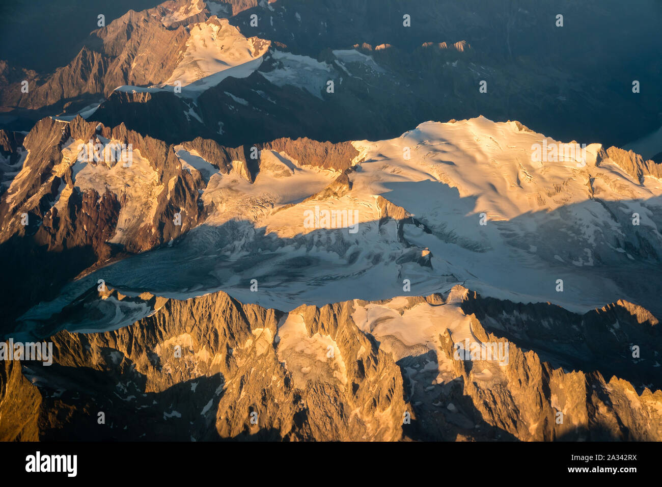 Alpen mit Schnee Luftaufnahme Stockfoto