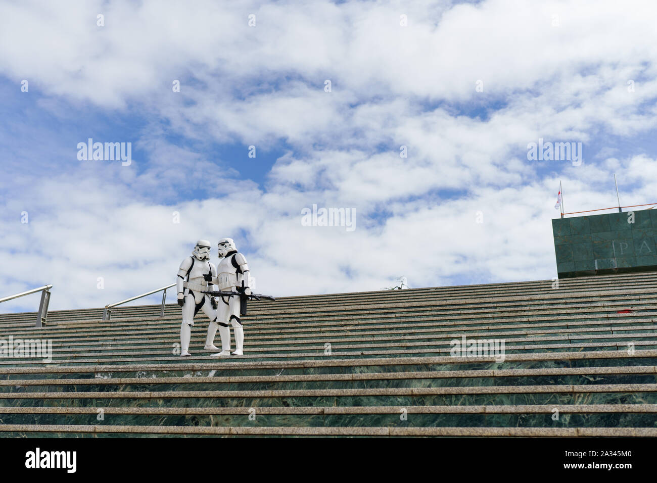 GRANADA, Spanien - September 22th, 2019: Empire Angriff Soldaten bewachen Granadas Kongresszentrum. Stockfoto