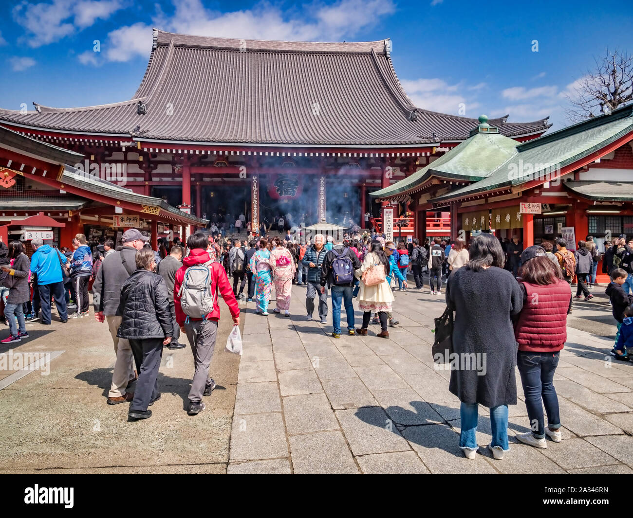 25. März 2019: Tokio, Japan-Besucher auf der Senso-ji-buddhistischen Tempel in Tokio, Japan. Stockfoto