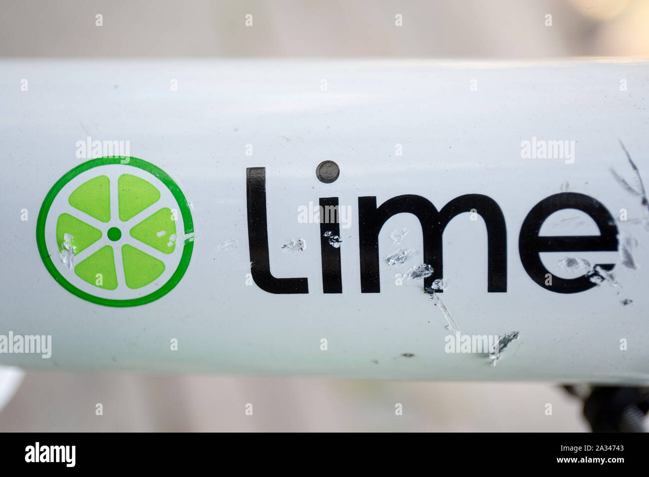 Logo und Markennamen auf der Kalk Elektroroller in Göteborg gesehen. Stockfoto