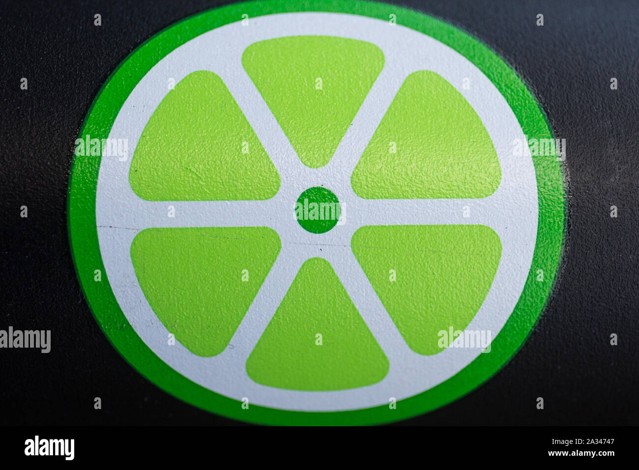 Ein Logo auf dem Kalk Elektroroller in Göteborg gesehen. Stockfoto