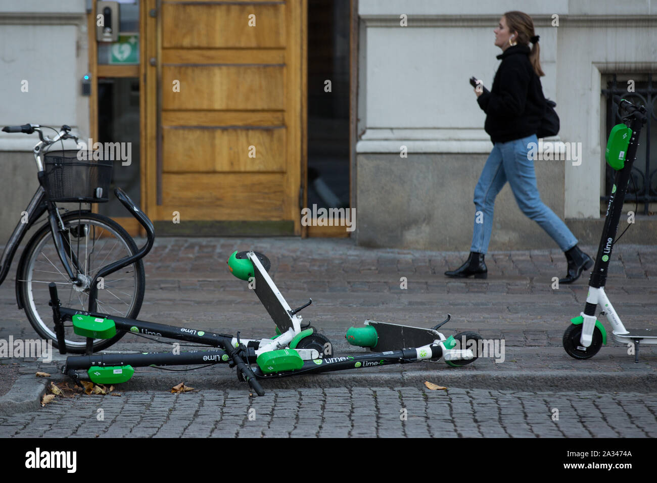 Kalk Elektroroller auf einem Bürgersteig in Göteborg gesehen. Stockfoto