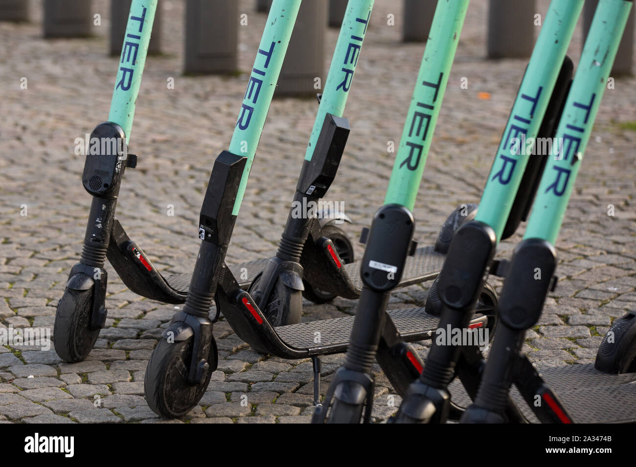 Stufe Elektroroller auf einem Bürgersteig in Göteborg gesehen. Stockfoto