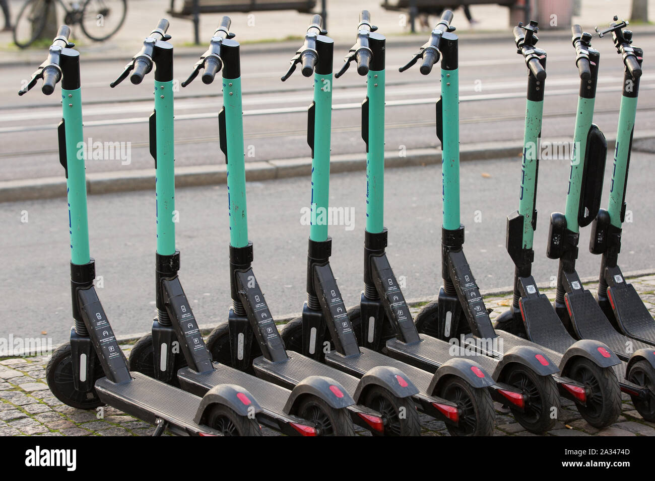 Stufe Elektroroller auf einem Bürgersteig in Göteborg gesehen. Stockfoto