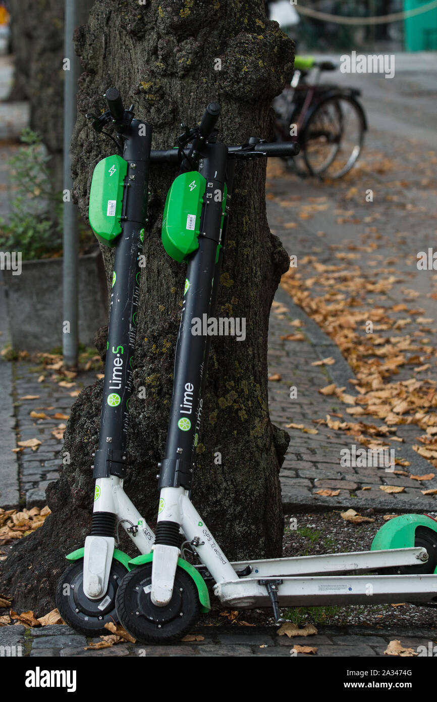 Kalk Elektroroller auf einem Bürgersteig in Göteborg gesehen. Stockfoto