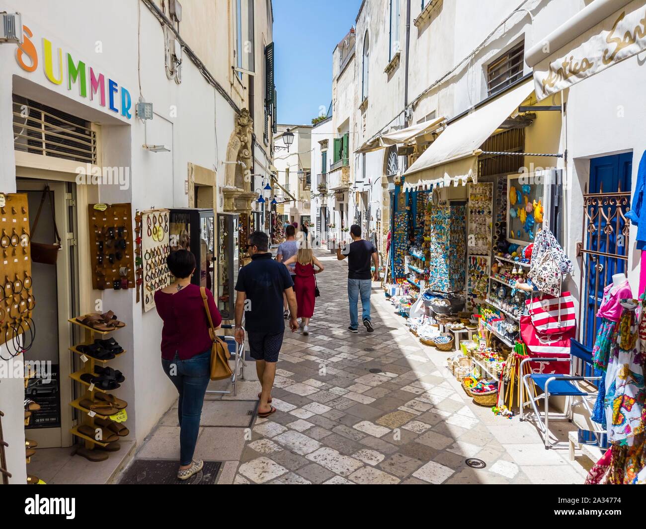 Gasse mit Souvenirläden in der Altstadt von Otranto, Provinz Lecce, Halbinsel Salento, Apulien, Italien Stockfoto