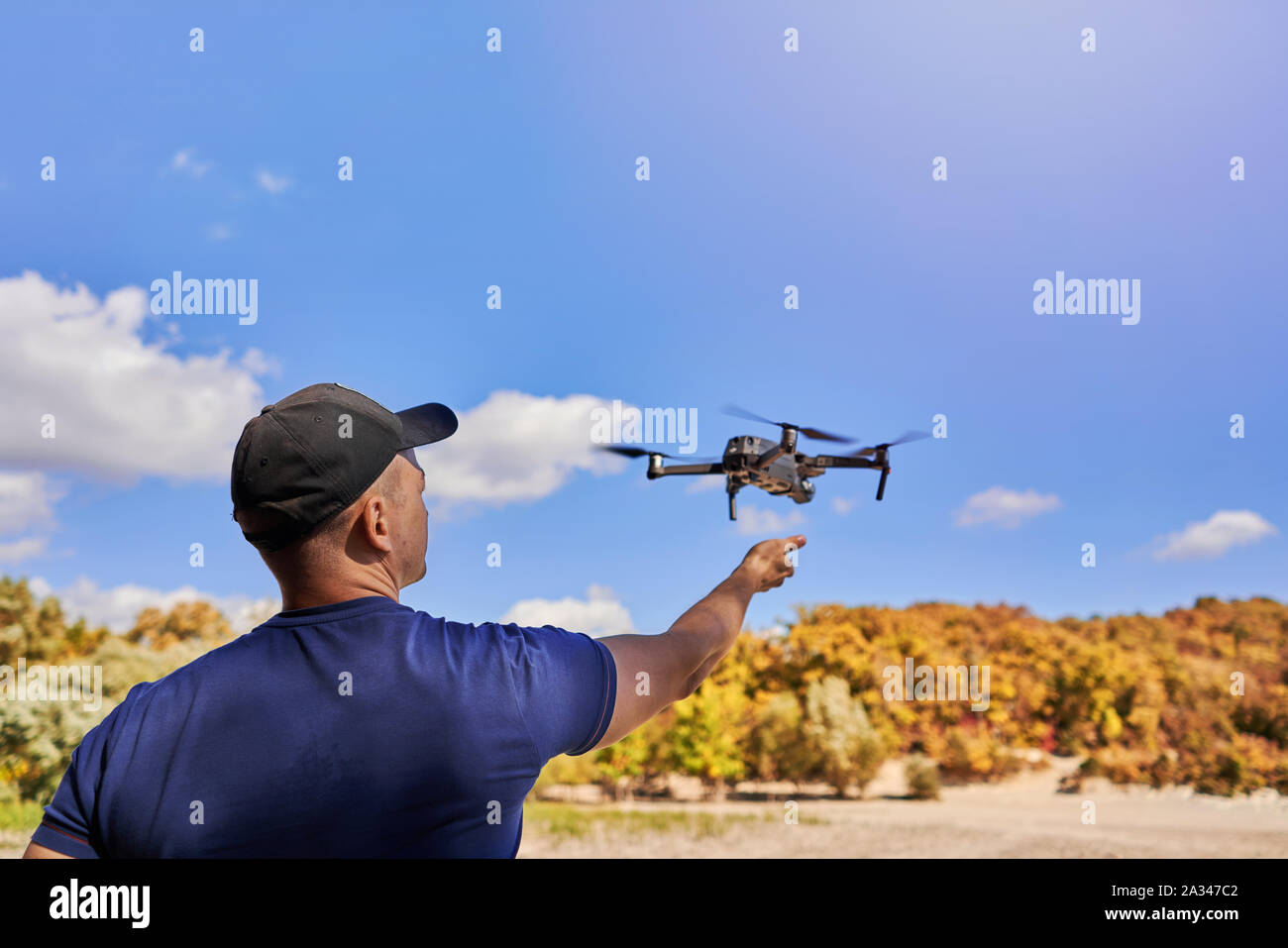 Man startet eine Drohne aus seiner Hand Stockfoto
