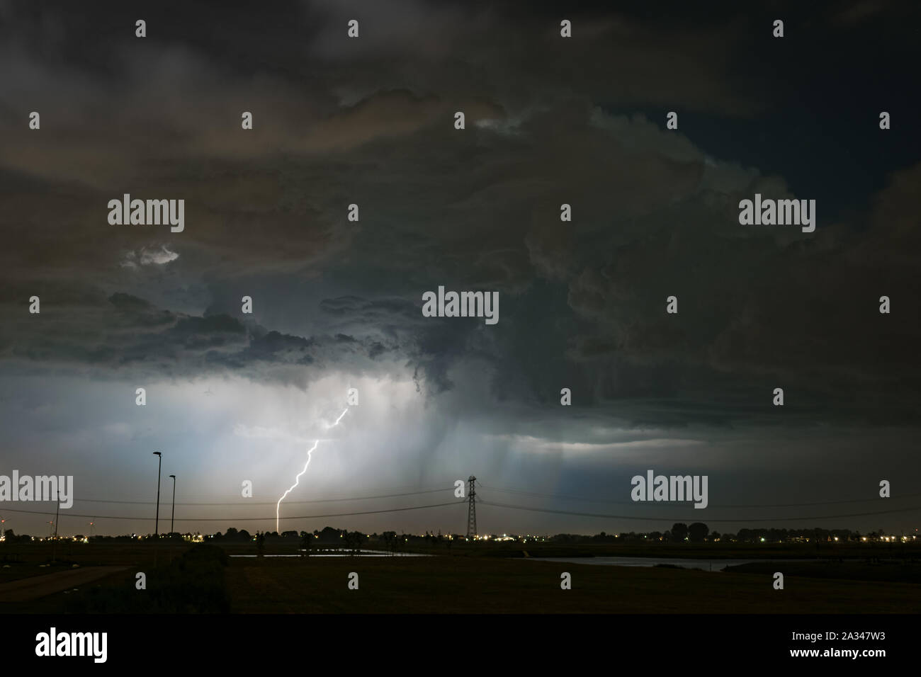 Blitz schlägt auf die Erde aus einem großen Sturm Cloud (Cumulonimbus) Stockfoto