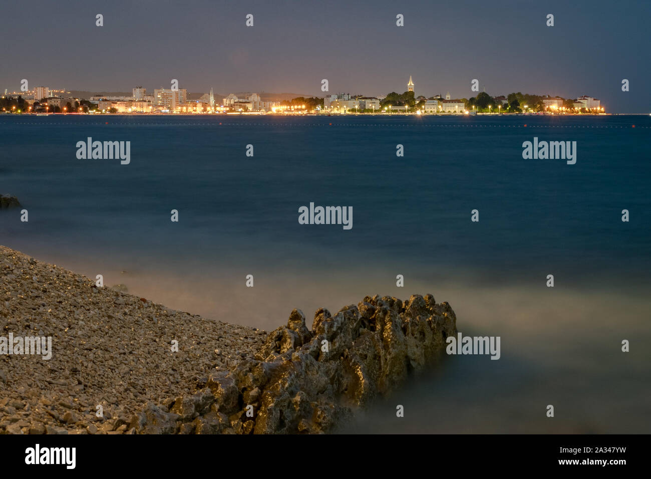 An der adriatischen Küste mit der Altstadt von Zadar, Kroatien am Abend Stockfoto