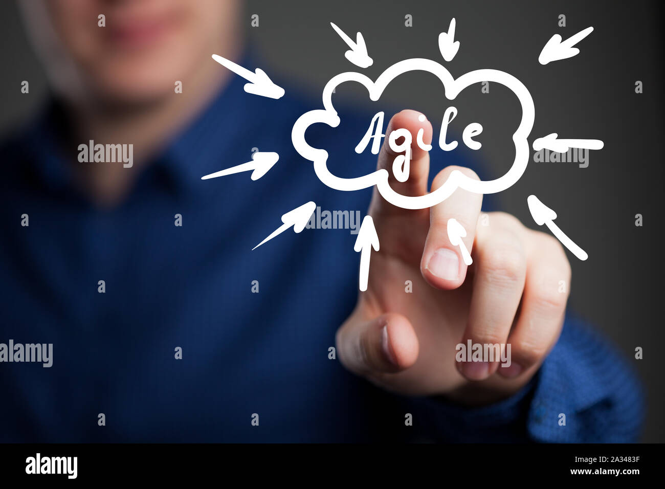 Das Konzept der Business, Technologie, das Internet und das Netzwerk. Ein junger Unternehmer arbeiten an einer virtuellen Bildschirm der Zukunft und sieht den inscrip Stockfoto