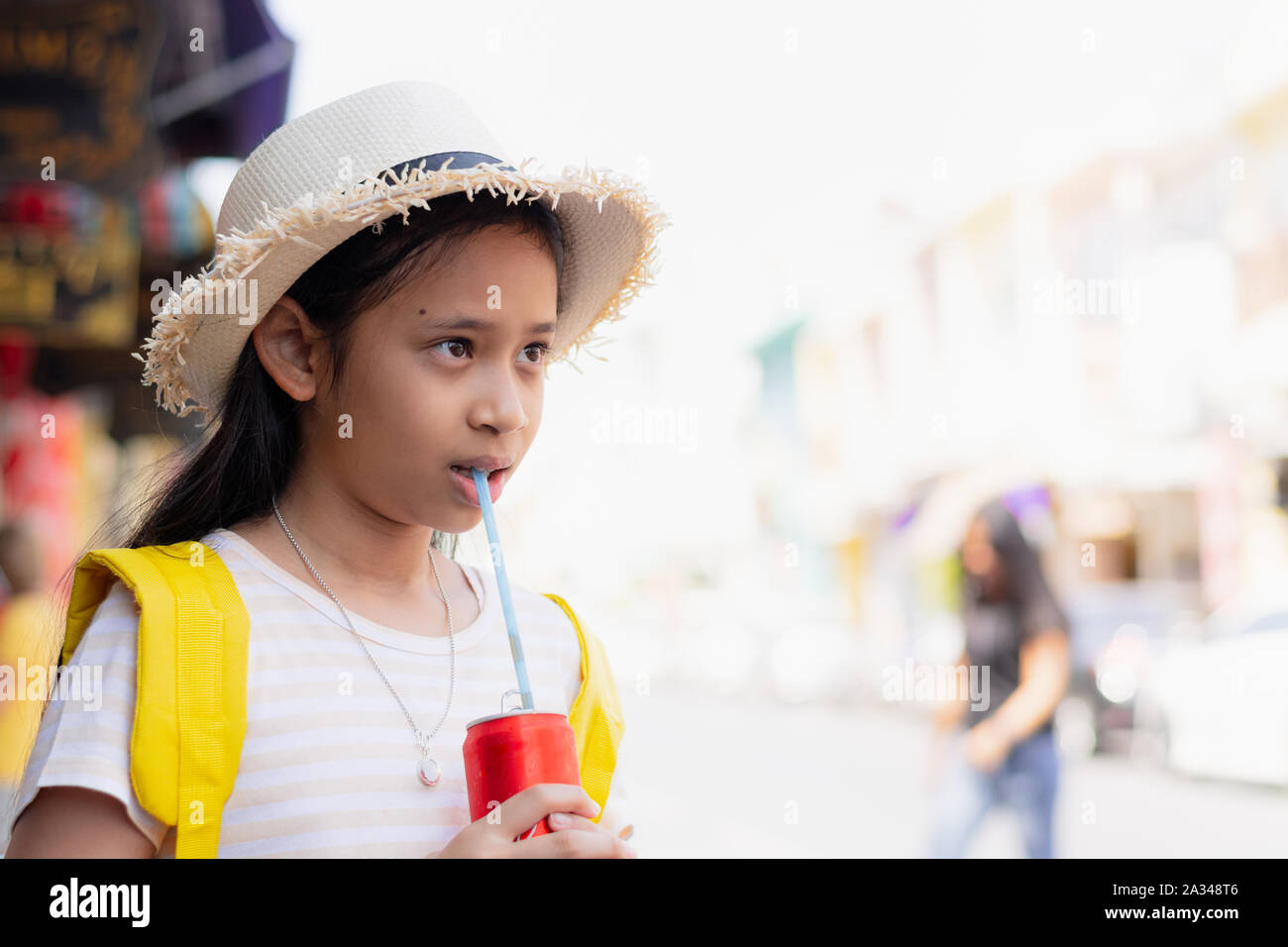 Cute girl Traveler ist Trinken kalten alkoholfreien Getränk in Thalang Road im Sommer, Phuket, Thailand. Stockfoto