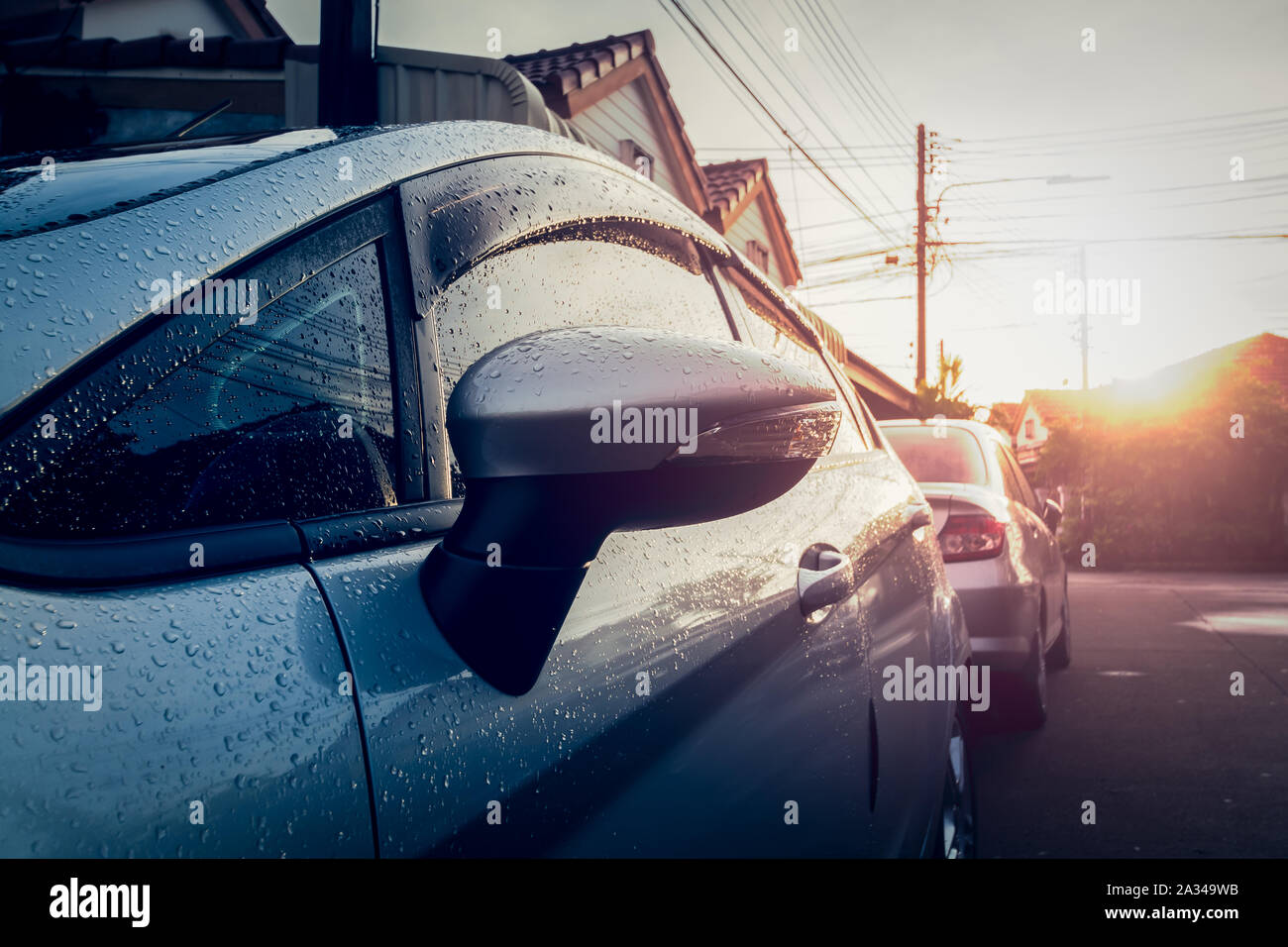 Auto ist nass mit Tau am Morgen unter Sonnenlicht Stockfoto
