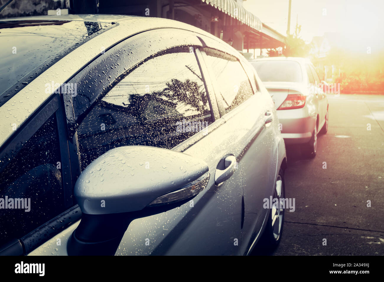 Auto ist nass mit Tau am Morgen unter Sonnenlicht Stockfoto