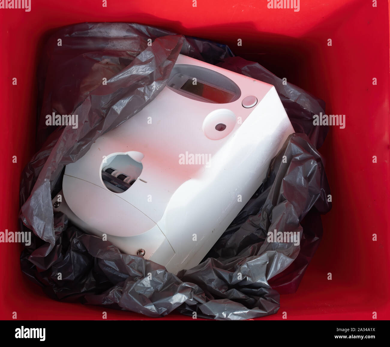 Perfekt funktionierende, moderne Stromzähler in Mülleimer durch EU-Programm alle diese Meter mit Smart Metern zu ersetzen. Umwelt, Abfall. Stockfoto