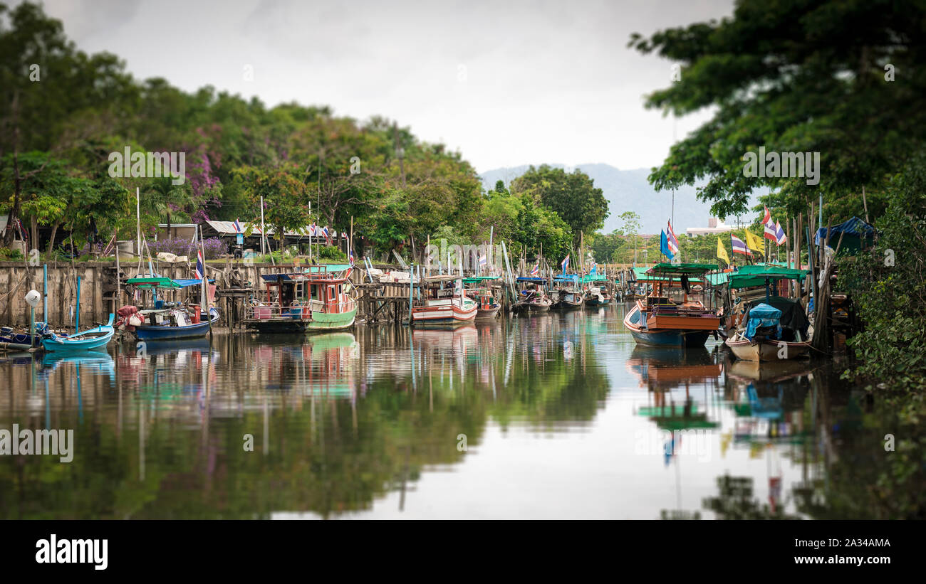 Tilt-shift blur Effekt. Landschaft von Angeln Boote im Kanal, Phuket, Thailand Stockfoto