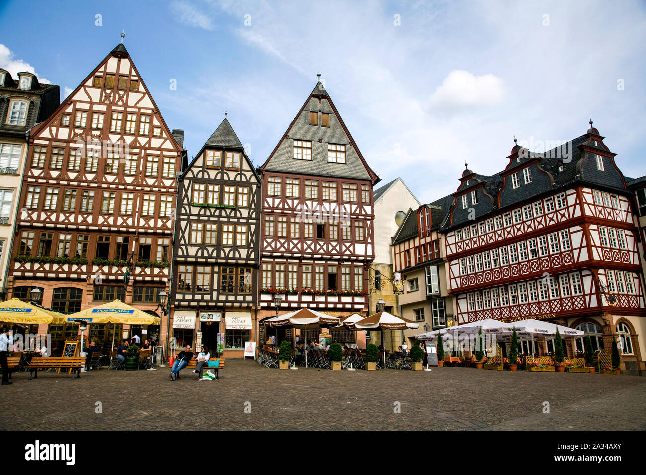 Historische Gebäude und Straßencafés in der Römerberg Stadtteil von Frankfurt am Main Deutschland Stockfoto