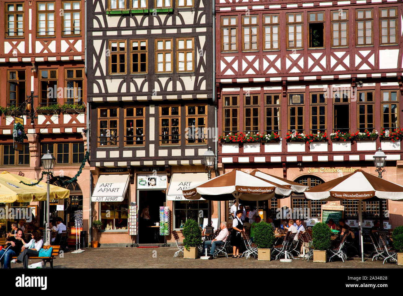 Historische Gebäude und Straßencafés in der Römerberg Stadtteil von Frankfurt am Main Deutschland Stockfoto