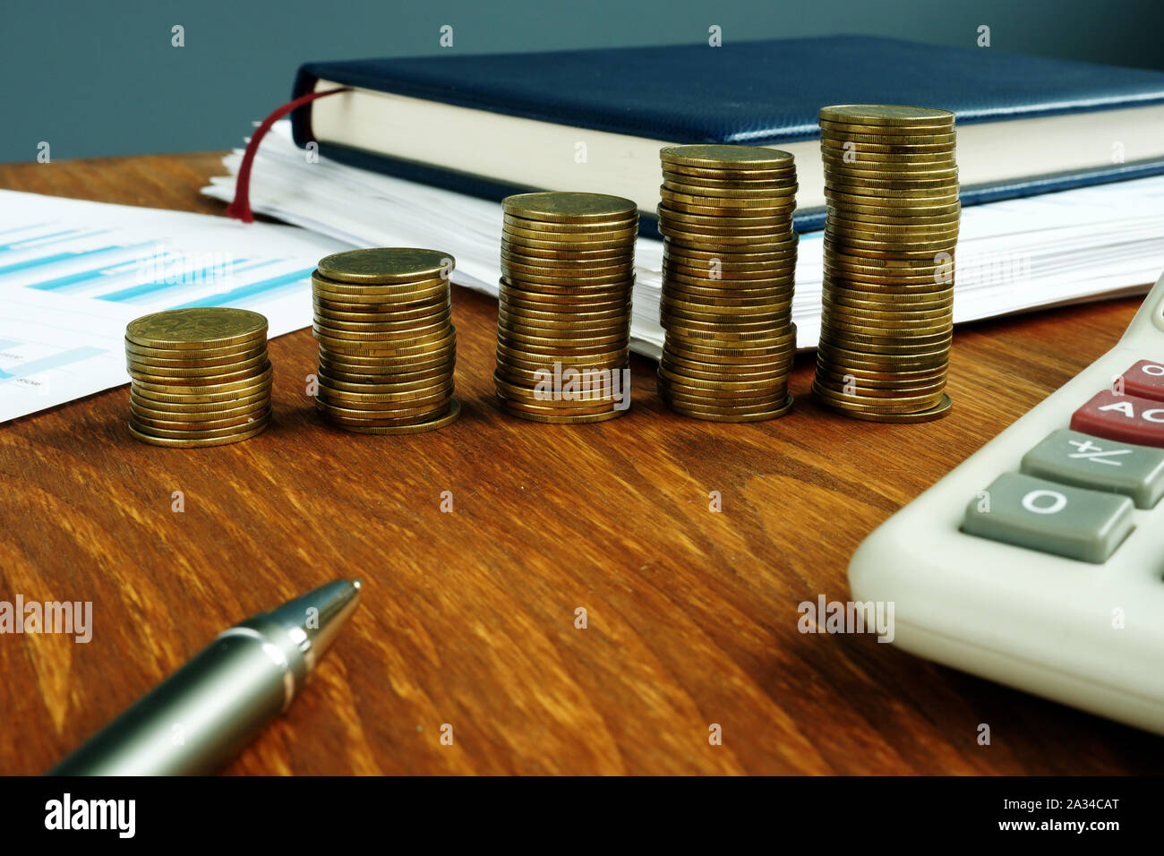 Die Stapel von Münzen. Finanzielle und geschäftliche Einsparungen Wachstum Konzept. Stockfoto