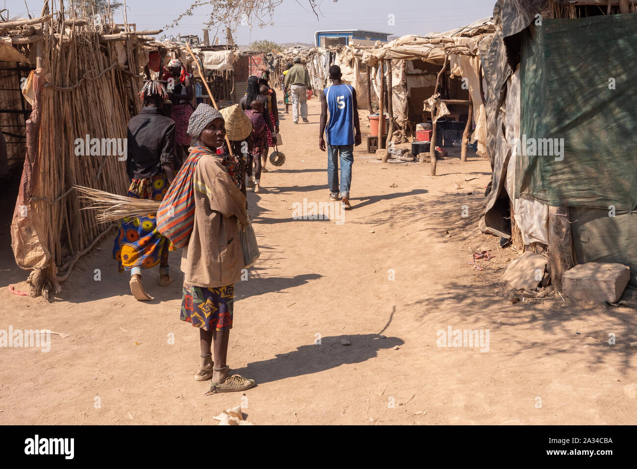 Opuwo, Namibia - 25. Juli 2019: schwarze Frau auf einem Markt in Rundu, Leute Einkaufen bei einfachen Provisorischen Marktständen in Namibia, Afrika. Stockfoto