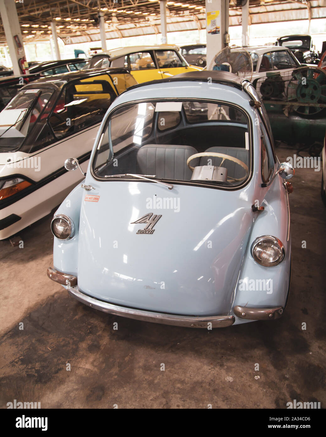 Nakhon Pathom, Thailand - August 3, 2019: Vintage Heinkel Software Bubble Car Ausstellung bei Oldtimer collector Garage in Nakhon Pathom Provinz Stockfoto