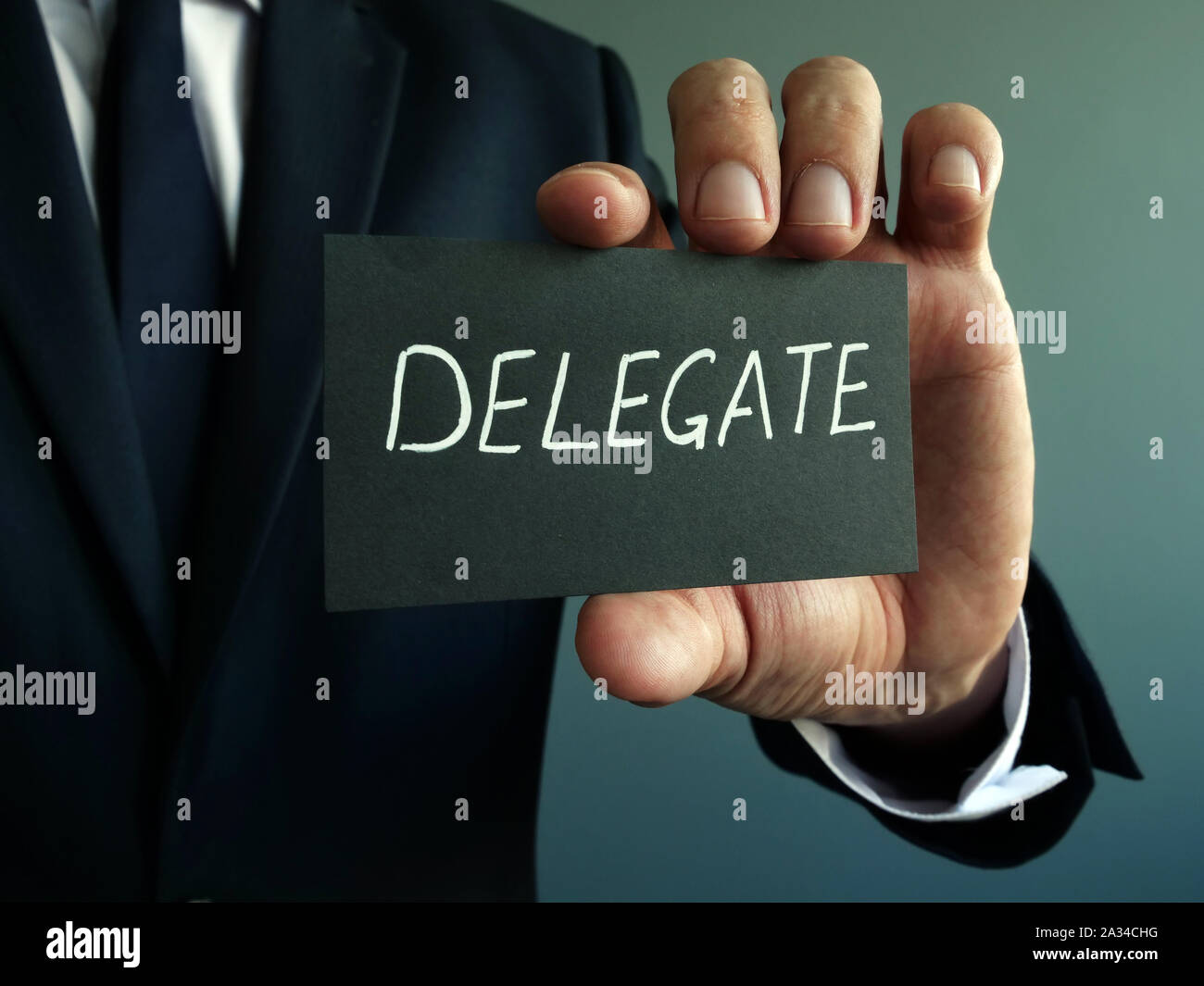 Delegieren Sie Zeichen in den Händen eines Unternehmers. Delegation Konzept. Stockfoto