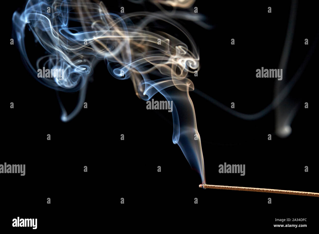 Weißer Rauch auf schwarzem Hintergrund. Stockfoto