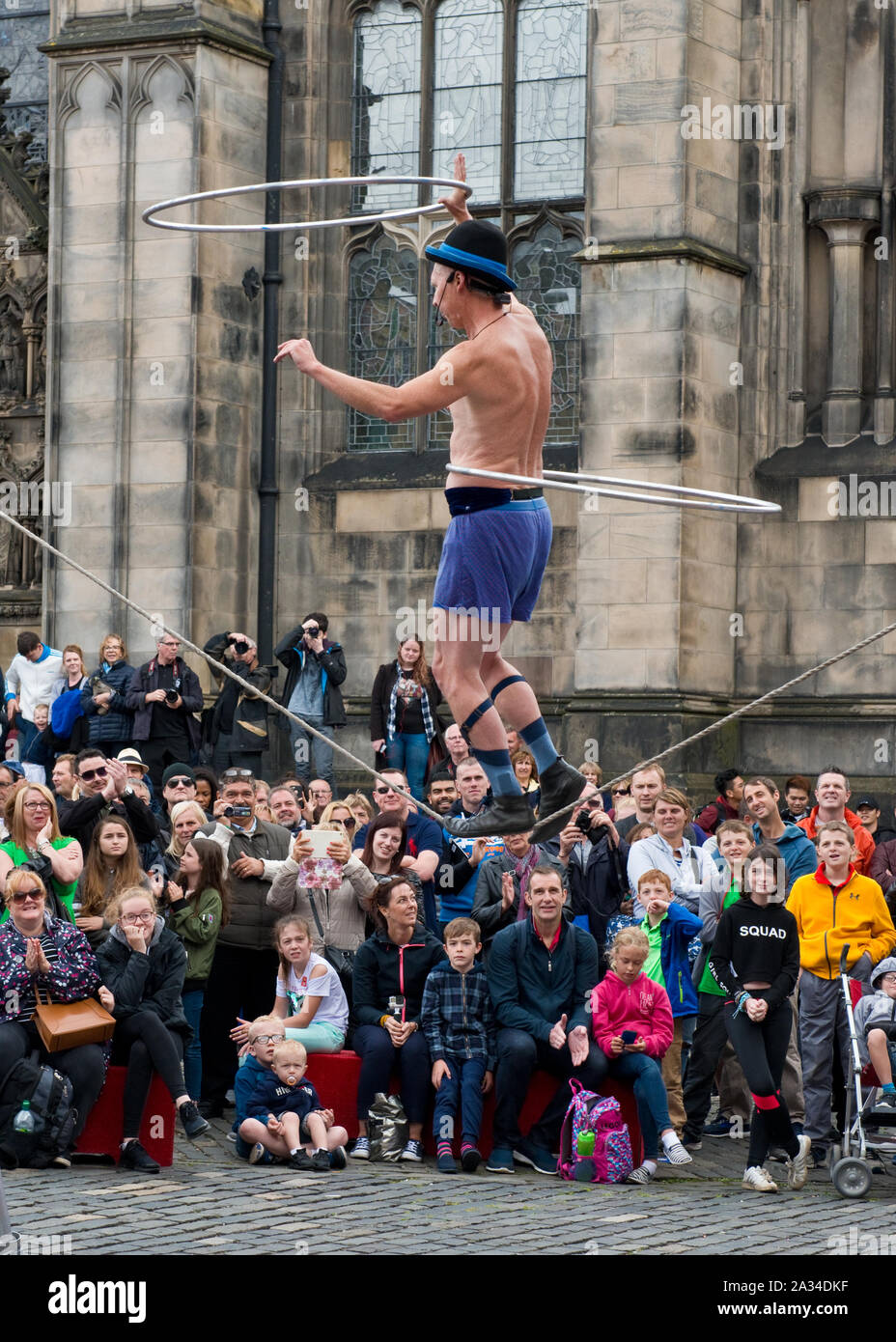 Gratwanderung Street Performer während des Edinburgh Fringe Festival. Stockfoto