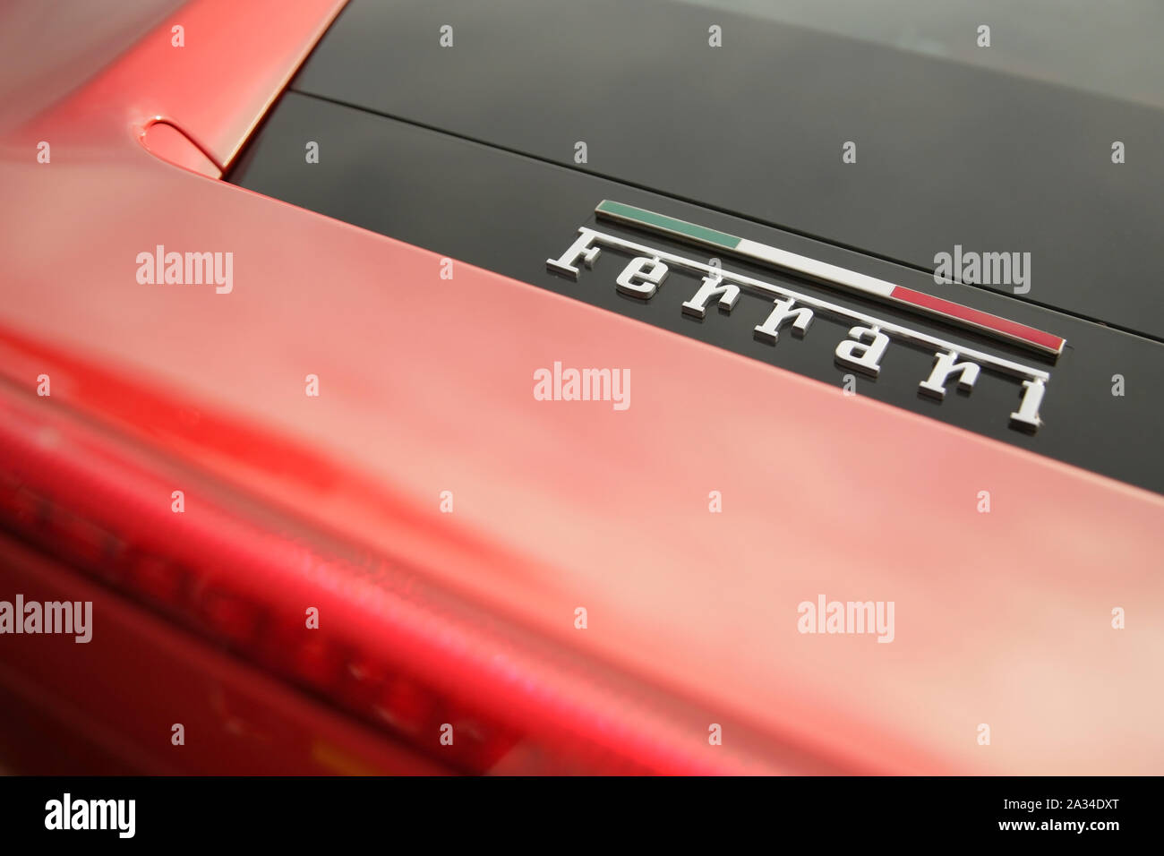 Abzeichen auf der Rückseite der roten Ferrari Sportwagen. Stockfoto