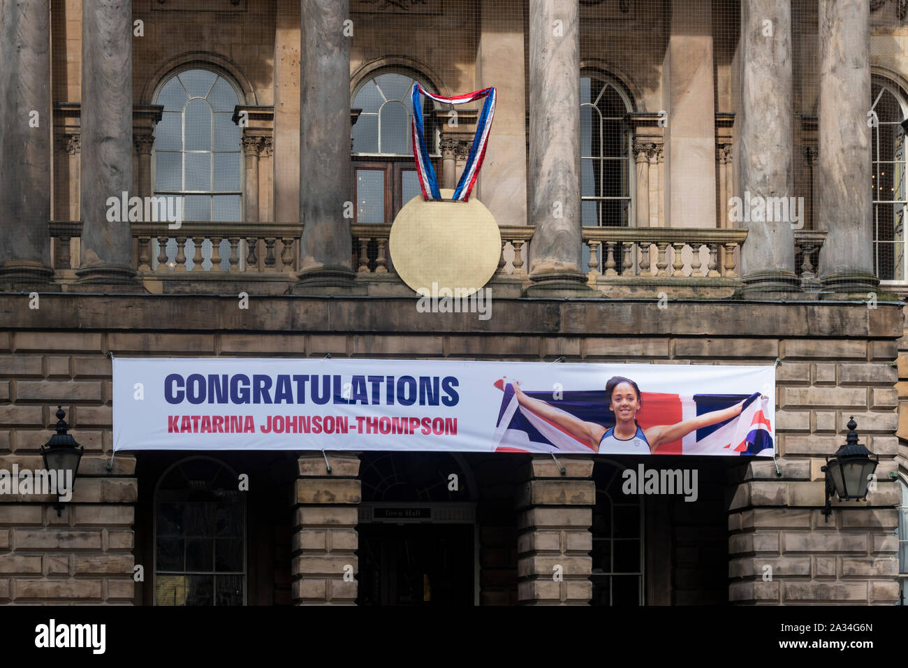 Banner gratulieren Katarina Johnson-Thompson über dem Eingang zur Liverpool Rathaus Stockfoto