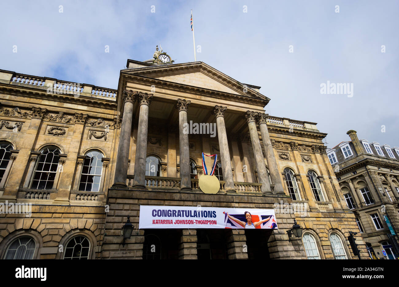 Banner gratulieren Katarina Johnson-Thompson über dem Eingang zur Liverpool Rathaus Stockfoto
