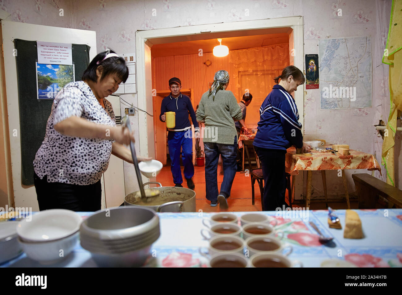 Russland Jakutsk Kirche Menschen bereiten Essen für Obdachlose1-02-2013 Foto: Jaco Klamer Stockfoto