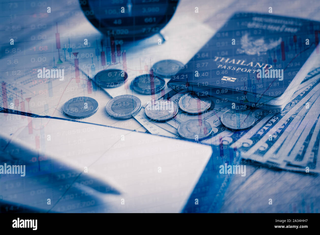 Investition mit wenig Budget und Dokument auf dem Tisch, Börse Grafik Informationen. Stockfoto