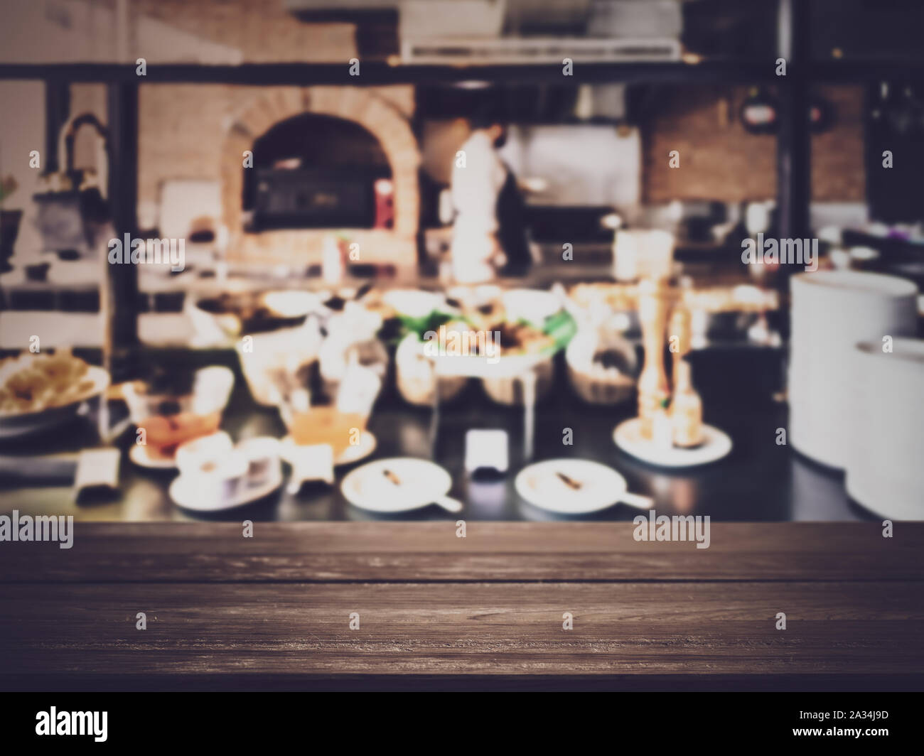 Leere Holztisch mit unscharfen Küche Hintergrund. Für das Produkt angezeigt. Stockfoto