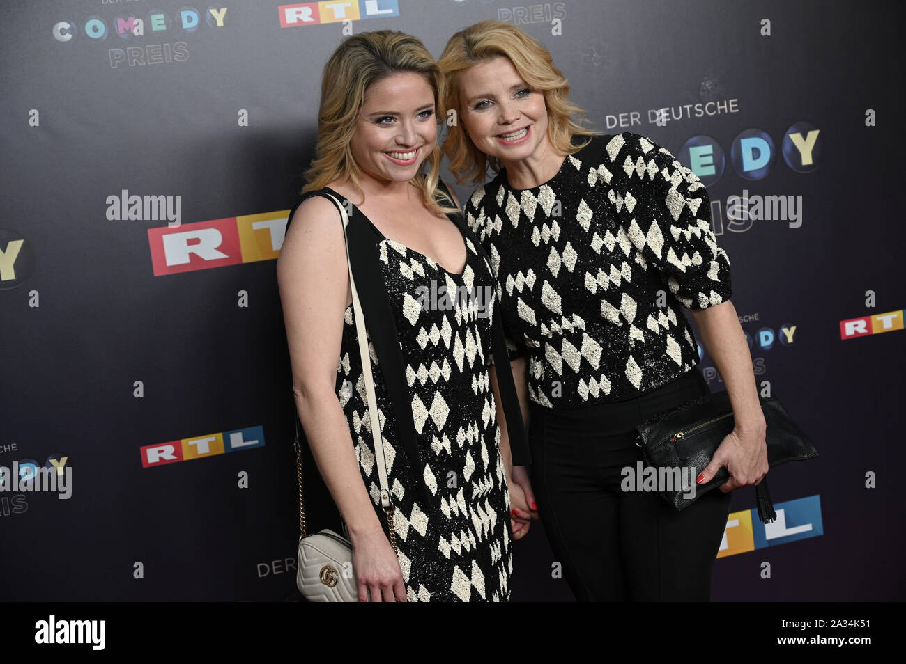 Köln, Deutschland. 02 Okt, 2019. Die Schauspielerinnen Caroline und Annette Frier (L-R) kommen zur Verleihung des "Deutschen Comedy Preis 2019". Quelle: Henning Kaiser/dpa/Alamy leben Nachrichten Stockfoto