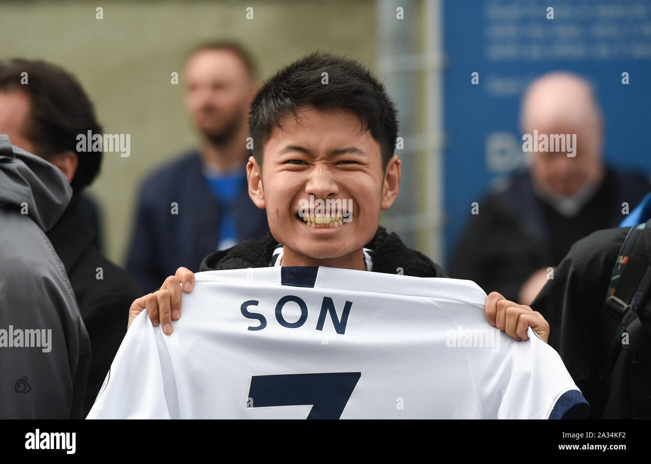 Brighton UK 5. Oktober – Fans vor dem Premier League-Spiel zwischen Brighton und Hove Albion und Tottenham Hotspur im Amex Stadium – nur für redaktionelle Zwecke. Kein Merchandising. Für Fußball-Bilder gelten Einschränkungen für FA und Premier League inc. Keine Internet-/Mobilnutzung ohne FAPL-Lizenz. Weitere Informationen erhalten Sie bei Football Dataco: Credit Simon Dack / Teleobjektive Stockfoto