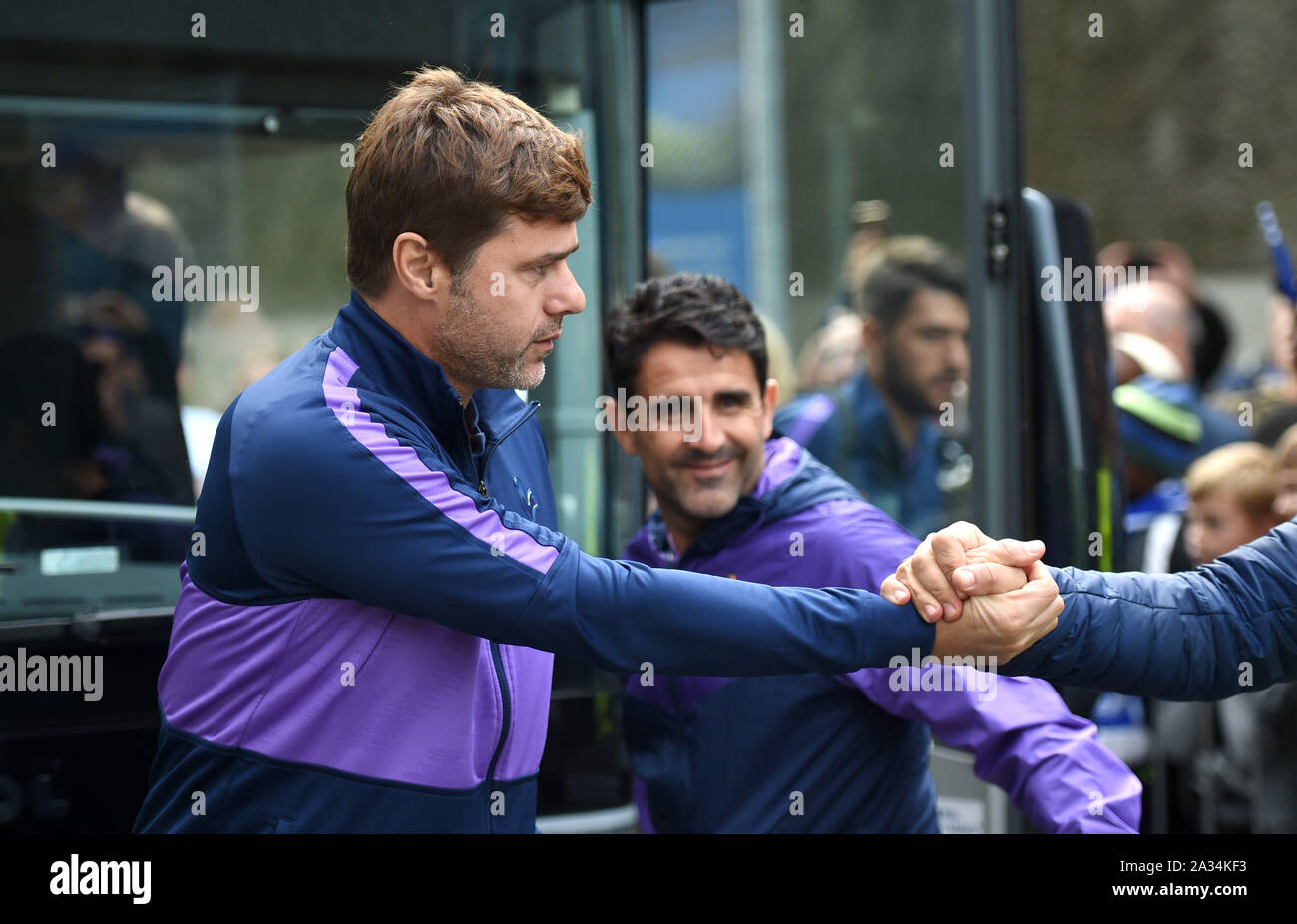 Brighton UK 5. Oktober - Tottenham Manager Mauricio Pochettino kommt für die Premier League Match zwischen Brighton und Hove Albion und Tottenham Hotspur an der Amex Stadion - nur für den redaktionellen Gebrauch bestimmt. Kein Merchandising. Für Fußball Bilder FA und Premier League Einschränkungen Inc. kein Internet/Mobile Nutzung ohne fapl Lizenz - für Details Kontakt Fußball Dataco: Credit Simon Dack TPI/Alamy leben Nachrichten Stockfoto