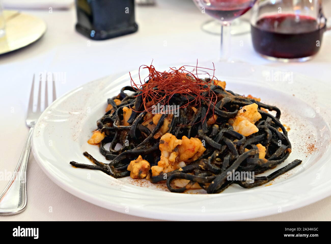 Ein Teller schwarz Spaghetti mit Meeresfrüchten und saffronclose bis Stockfoto