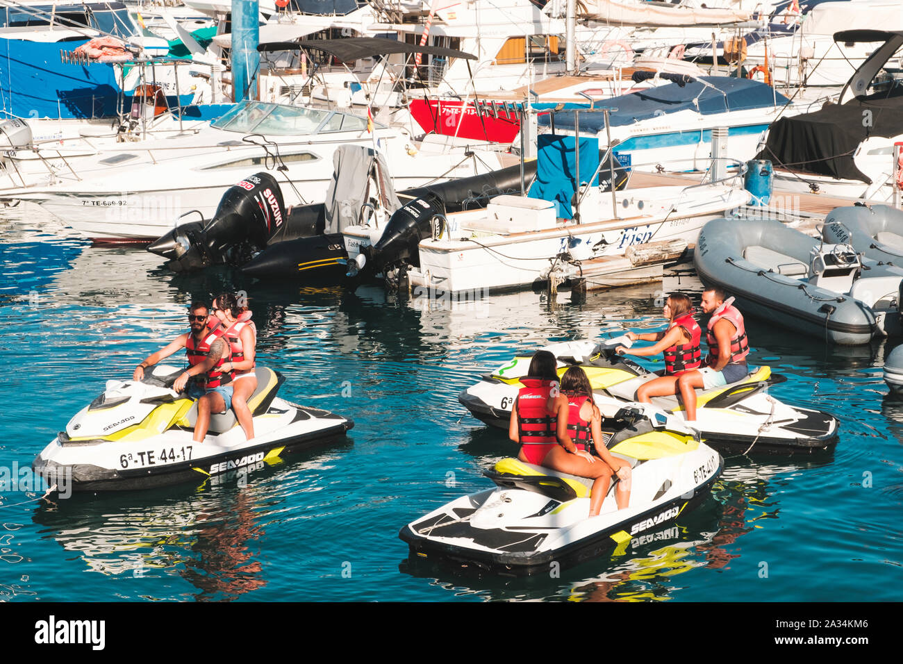 Teneriffa, Spanien - August 2019: eine Gruppe von Jugendlichen auf Jet Ski am Boot und Yacht Hafen im Spiel de Las Americas Teneriffa Stockfoto
