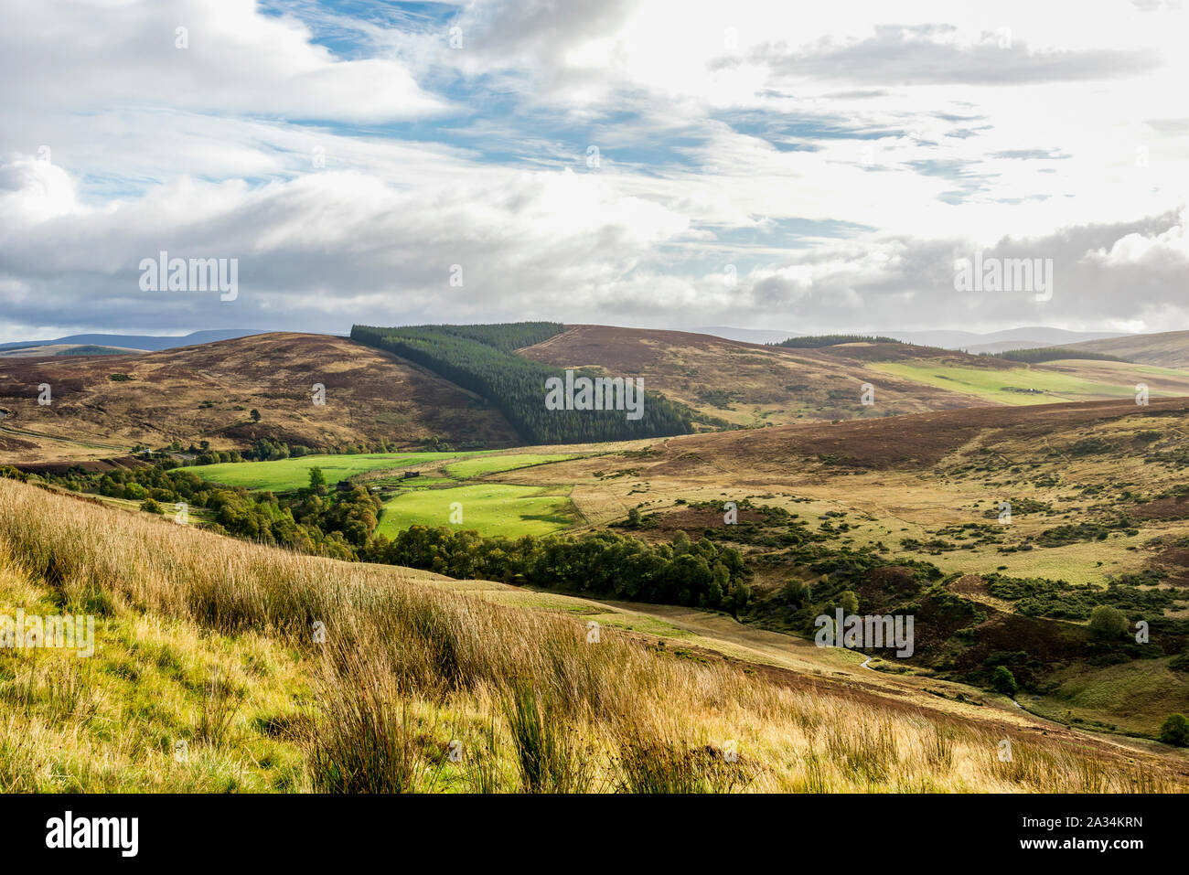 Eine schöne Landschaft der Highlands von einem Aussichtspunkt, Herbst im Cairngorms Nationalpark, Schottland, Schottland Stockfoto