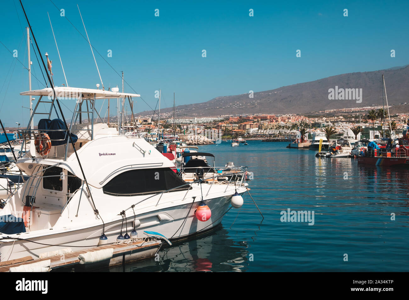 Teneriffa, Spanien - August 2019: Viele Motorboote, Segelboote und Yachten Hafen auf Teneriffa Stockfoto