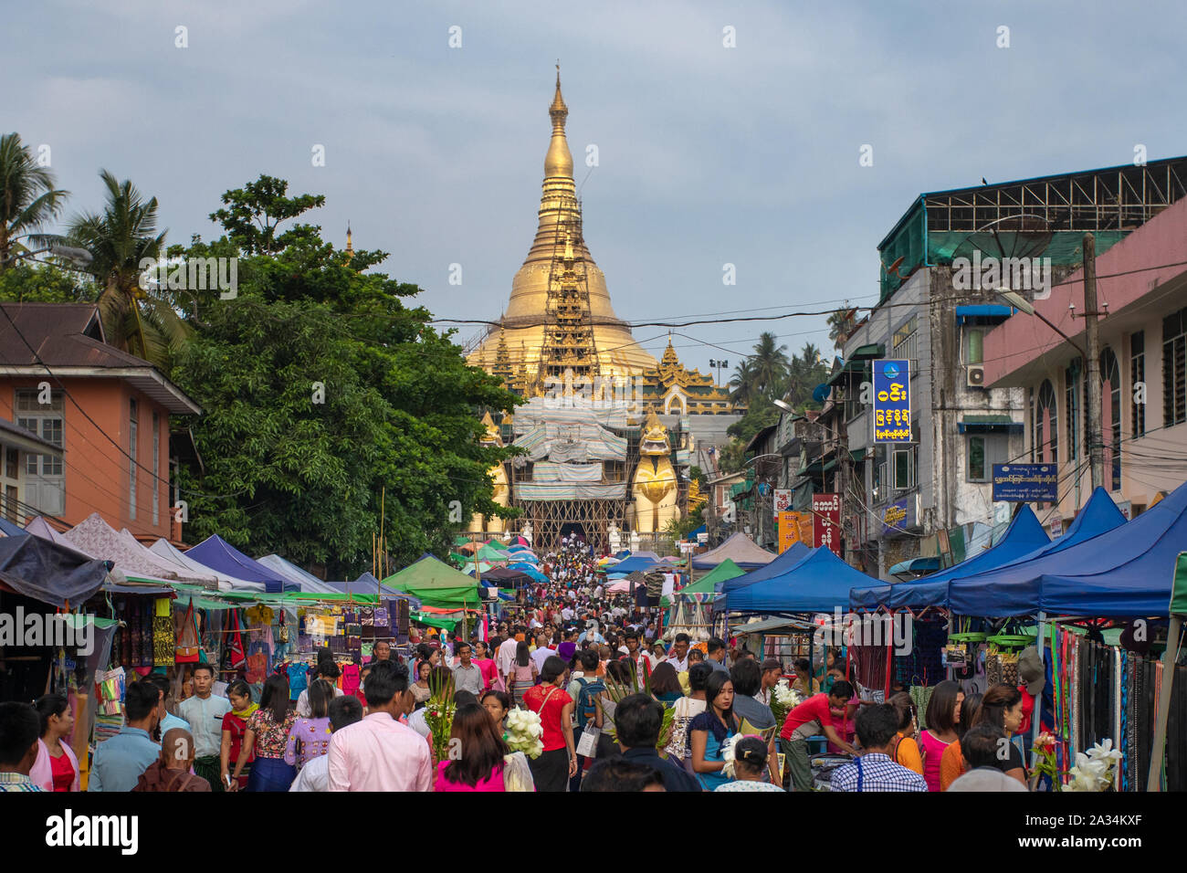 Eine Menge Leute auf Zeremonie am berühmten buddhistischen Tempel Shwedagon Pagode in Yangon, Myanmar. Stockfoto