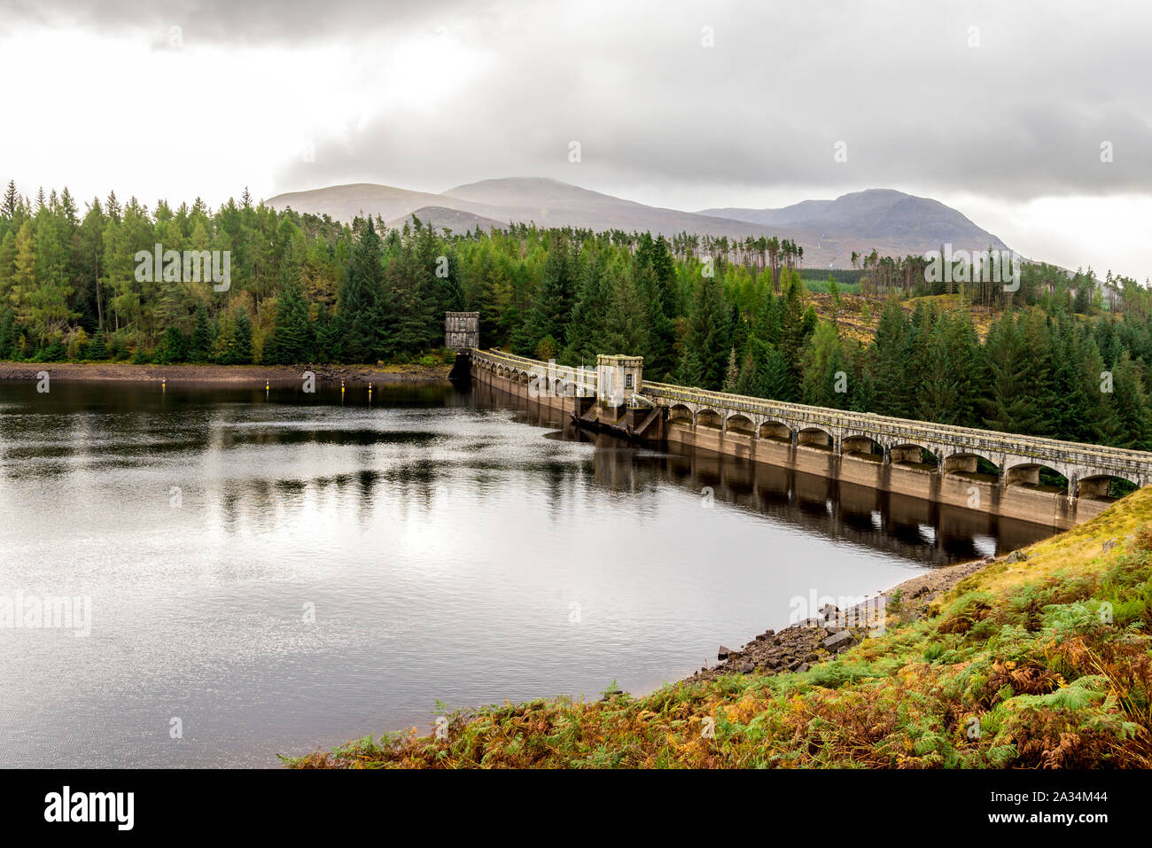 Laggan's Dam holding See Wasser vom Fluss Spean, Schottland Stockfoto