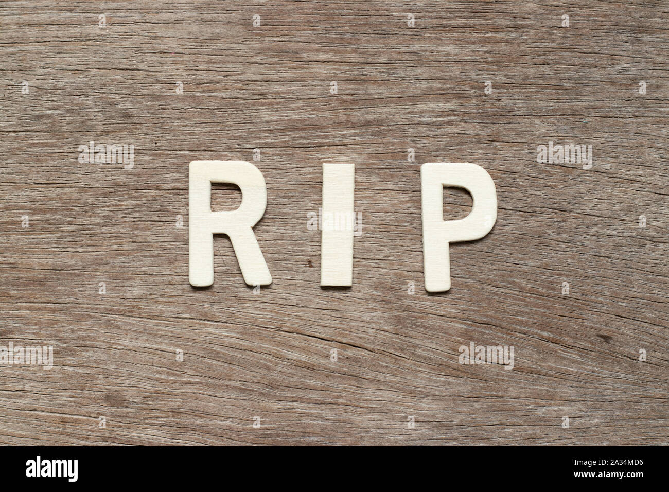 Buchstaben im Wort RIP (Abkürzung von Ruhe in Frieden) auf Holz Hintergrund Stockfoto