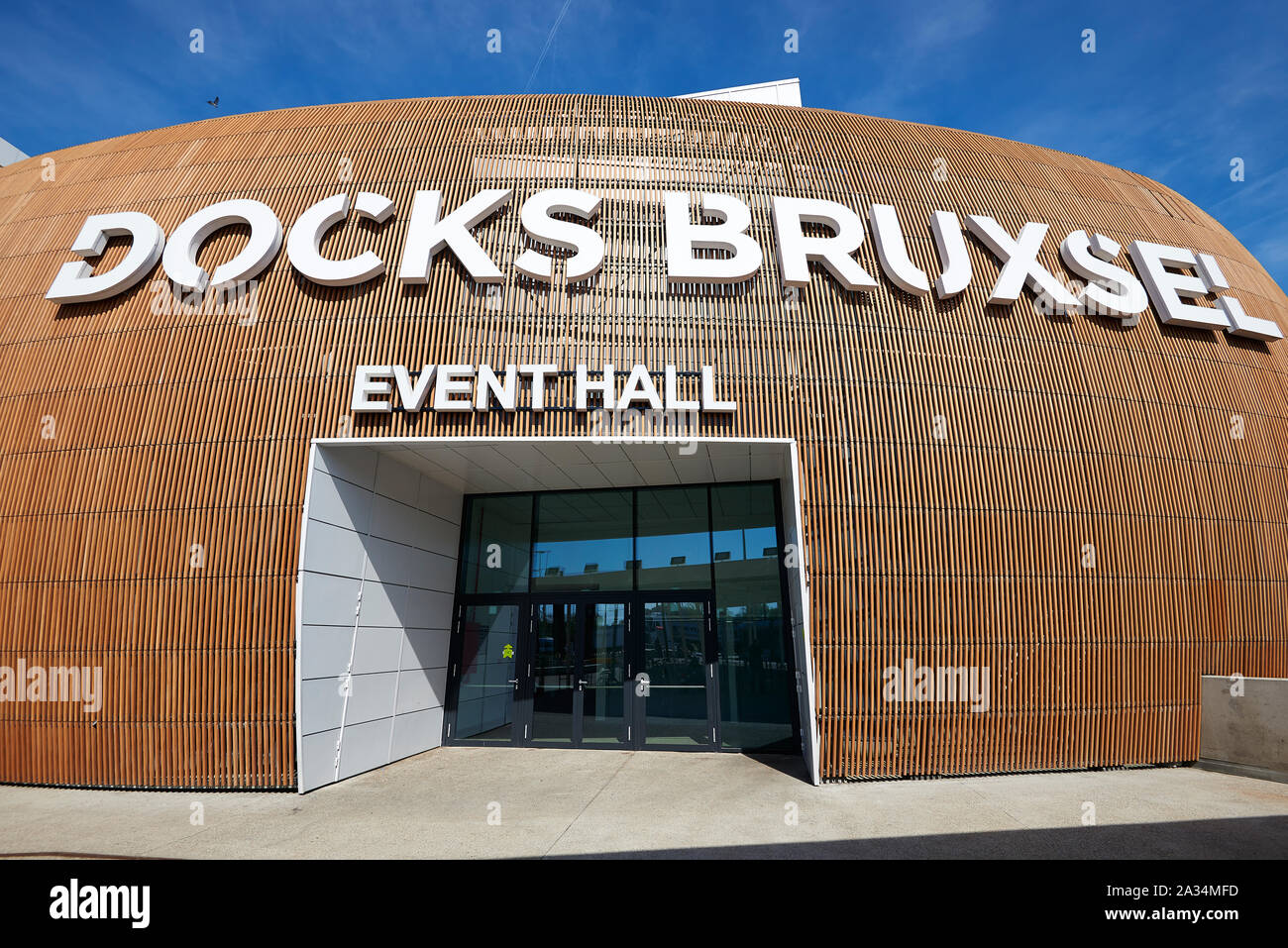 Brüssel, Belgien, 19. APRIL 2018: Blick auf das Logo von den Docks Bruxsel Haupteingang Veranstaltung Halle - Neue Einkaufsviertel, in einem Bereich, der in der vollen wirtschaftlichen re Stockfoto