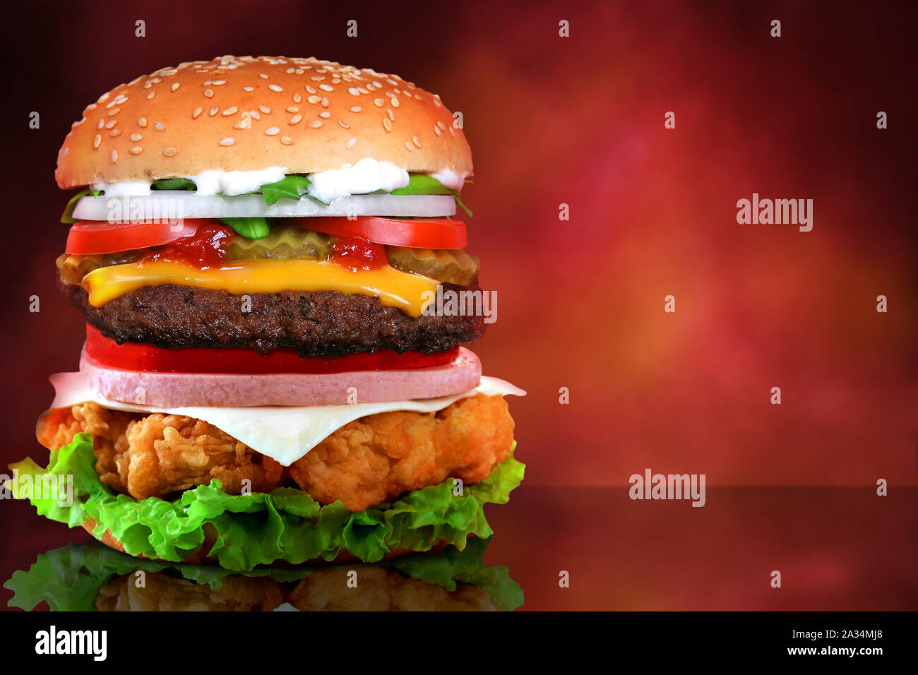 Big tall leckere Hamburger mit warmen Fiery Hintergrund. Stockfoto