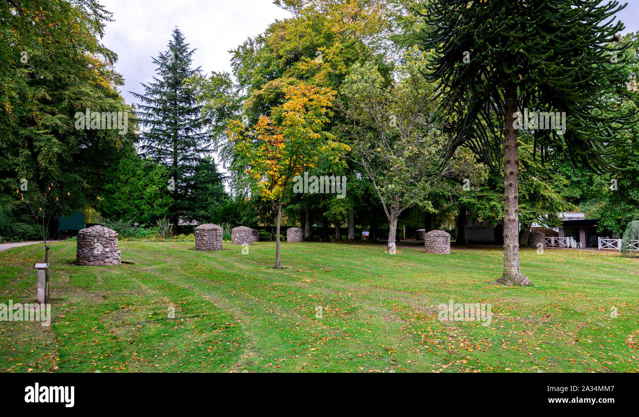 Eine Wiese mit ein paar kleinen Hügel in der Nähe eines Wählen Sie Lebensdauer Plaque und einem gepflanzten Baum für Selbstmord Kampagne verhindern, hazlehead Park, Aberdeen, Schottland Stockfoto